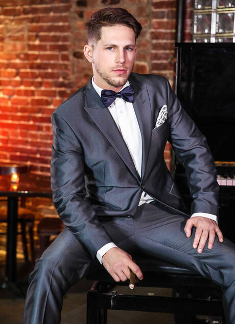 性感的美國人，大力士羅曼·托德和水獺格里芬·巴羅斯在吮吸陰莖後做愛