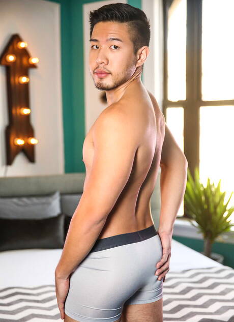 肌肉發達的 Cooper Dang 和美國肌肉男 Justin Matthews 在口交後操他的屁股