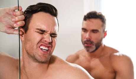 Der kanadische harte Kerl Beau Reed und der kanadische Kraftprotz Manuel Skye lutschen und ficken sich gegenseitig im Badezimmer