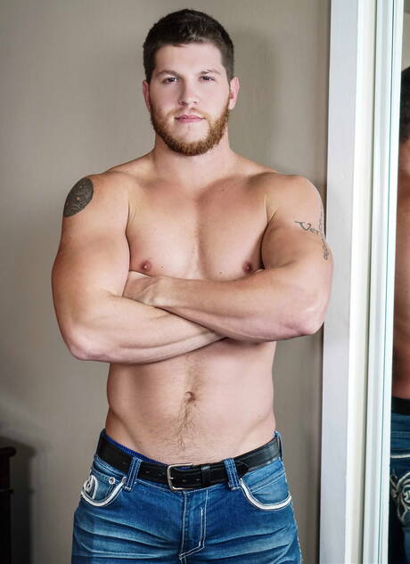 Sterke man Zayne Hardy en Amerikaanse sterke man Ashton Mckay neuken kont na het zuigen