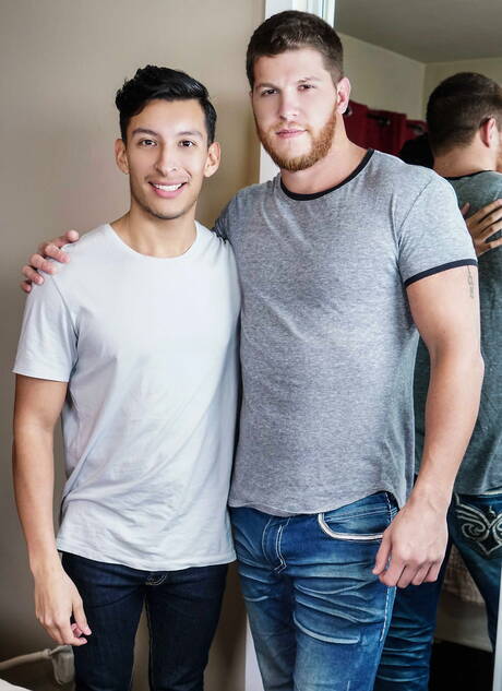 Sterke man Zayne Hardy en Amerikaanse sterke man Ashton Mckay neuken kont na het zuigen