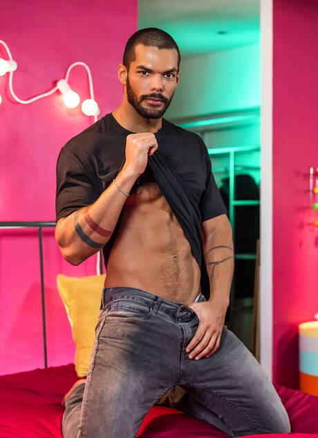 Men.com: English strongman Paddy Obrian and brazilian tough guy Lucas Fox have a hot couple scene