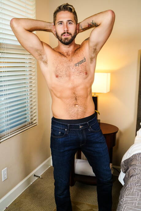 O bonitão americano Pierce Paris e o musculoso Wesley Woods têm uma cena de casal quente