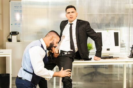 O inglês bonitão Paddy Obrian e Victor Dangelo fodem a bunda depois de chupar um pau