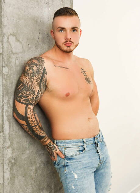 加拿大強壯男子 Theo Ross 和加拿大肌肉男 Nikko Russo 口交後操屁股