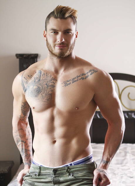 阿根廷哈士奇男和加拿大健壯的威廉種子在吸吮雞巴後做愛