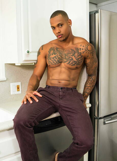 Il culturista nero Domonic Micheals si fa fottere il culo dopo aver succhiato in cucina