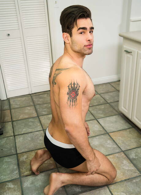 Il culturista nero Domonic Micheals si fa fottere il culo dopo aver succhiato in cucina