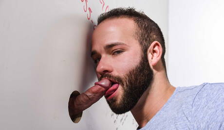 英国のストロングマン、ルーク・アダムスとアメリカのハスキー犬のトビアスがお風呂で熱いカップルシーンを披露