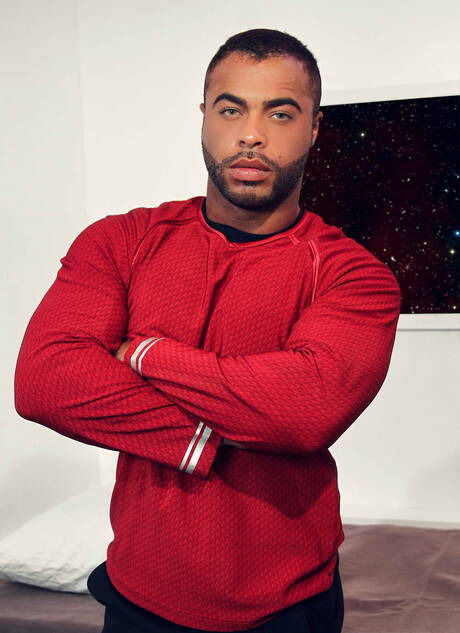 Der amerikanische Superhengst Jordan Boss und der schwarze, attraktive Micah Brandt ficken nach einem interracial Blowjob in den Arsch