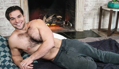 アメリカのタフガイ、アスペンとハスキーガイのバッド・ハリソンが熱いカップルシーンを披露