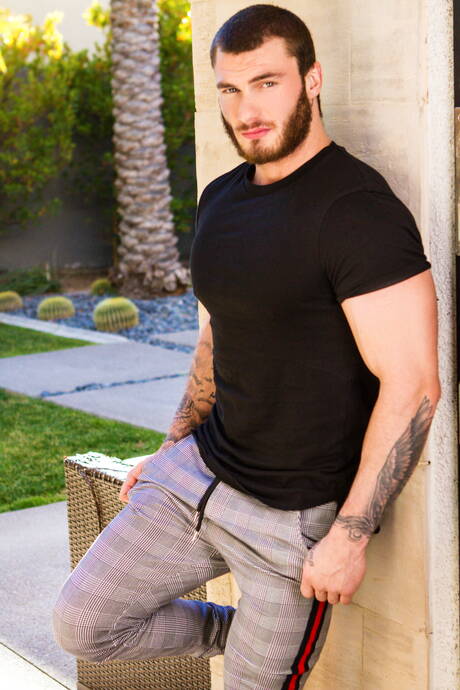 Men.com: American husky guy Beaux Banks and canadian well-built William Seed make a love outdoor