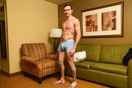 Deux garçons américains, le costaud Jackson Traynor et le musclé Aspen, baisent le cul après une fellation