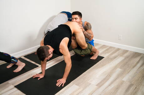 Lo stallone americano Dante Colle e il bel ragazzo russo Vadim Black hanno una scena di coppia bollente