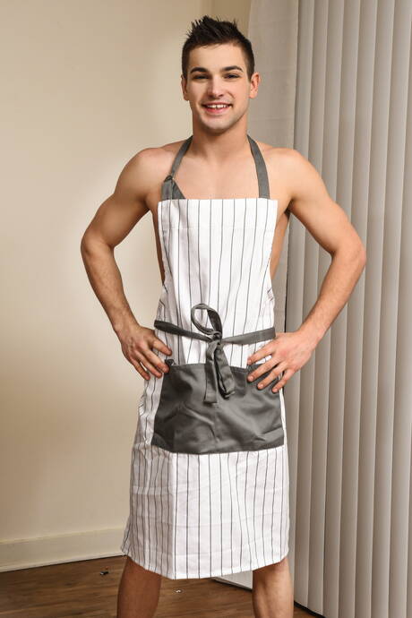 Piękni amerykańscy chłopcy, dobrze zbudowani Johnny Rapid i przystojniak Jackson Traynor ruchają się w dupę po ssaniu w kuchni