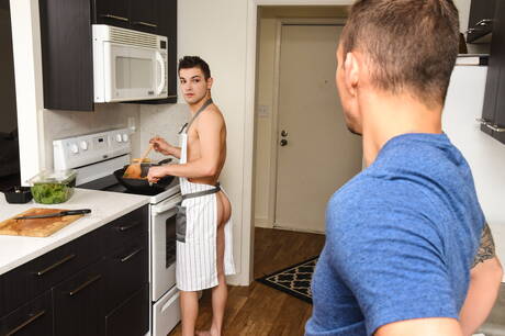 Piękni amerykańscy chłopcy, dobrze zbudowani Johnny Rapid i przystojniak Jackson Traynor ruchają się w dupę po ssaniu w kuchni