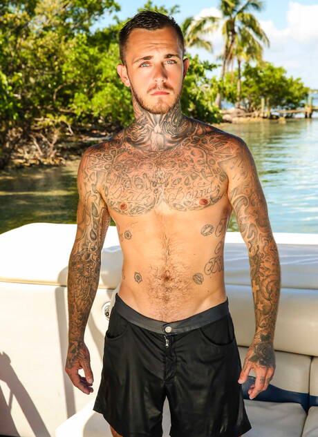 Zwei amerikanische Jungs, der muskulöse Jeremy Spreadums und der Muskelprotz Brian Michaels, bei heißer homosexueller Action im Freien