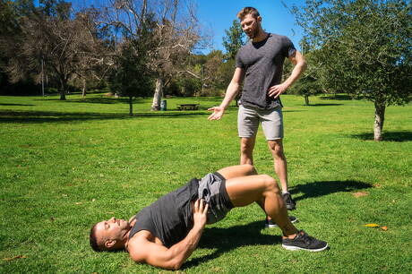 かなりアメリカ人の男の子の毛深いスタッドジェイコブピーターソンとクマエディシーティーは、熱いお尻ファックアクションアウトドアで