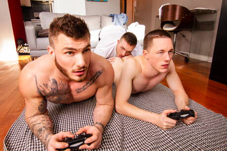 Los chicos sexys William Seed, Theo Ross y Cayden Solano en sexo grupal caliente