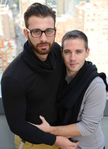 Los simpáticos chicos estadounidenses Otter Jarec Wentworth y Otter Dylan Knight en una acción homosexual caliente