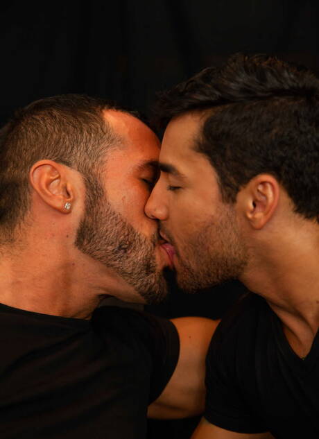 Der muskulöse Lateinamerikaner Bruno Bernal und der spanische Gay-Bär Denis Vega reiten einen Schwanz mit Fisting