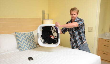 Amerykański ogier Cameron Foster i brytyjski husky Luke Adams uprawiają dobry seks analny