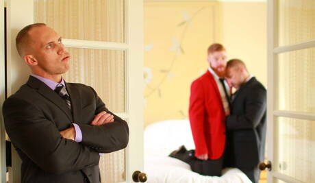 性慾旺盛的 John Magnum、Dirk Caber 和 Bennett Anthony 享受三人性愛