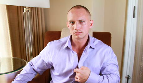 性慾旺盛的 John Magnum、Dirk Caber 和 Bennett Anthony 享受三人性愛