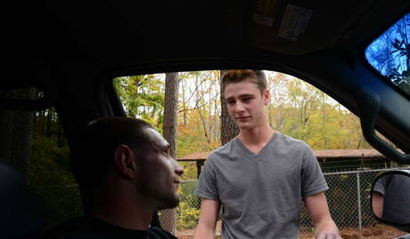 Knappe Amerikaanse jongens, gespierde Matt Wellington en goed gebouwde Travis Stevens hebben anale seks buiten