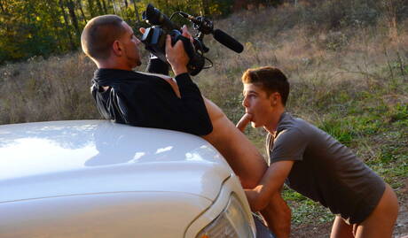 Knappe Amerikaanse jongens, gespierde Matt Wellington en goed gebouwde Travis Stevens hebben anale seks buiten