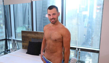 Der reife Bär Colby Jansen und der attraktive Jake Morgan lutschen und ficken sich gegenseitig