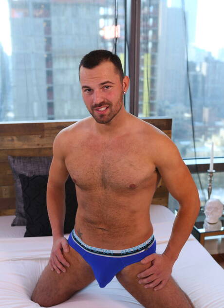 Der reife Bär Colby Jansen und der attraktive Jake Morgan lutschen und ficken sich gegenseitig