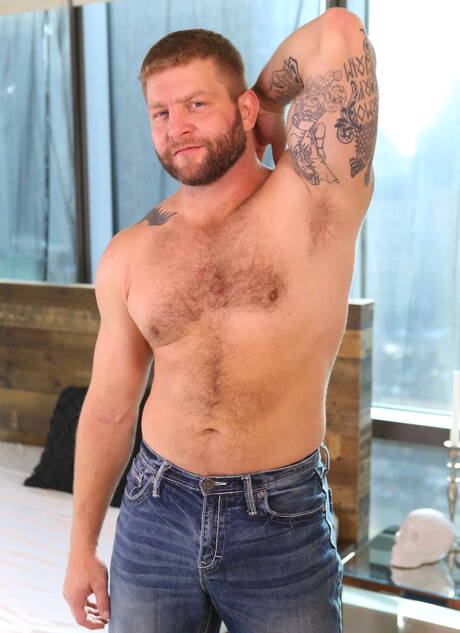 アメリカのスター、熟した熊のコルビー・ジャンセンとハンサムな男のジェイク・モーガンがお互いを吸ったりファックしたりしている