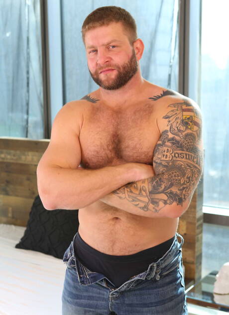 Der reife Bär Colby Jansen und der attraktive Jake Morgan lutschen und ficken sich gegenseitig