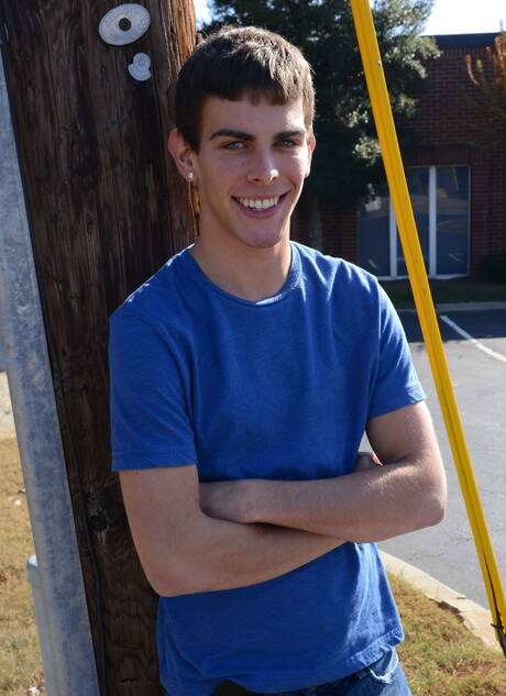 Lo stallone americano Matt Wellington e il giovane Cayden Wyatt fanno sesso di coppia all