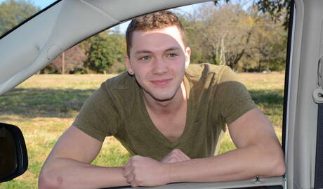 O bonitão americano Matt Wellington e o garanhão Max Bradley em uma cena homossexual quente ao ar livre