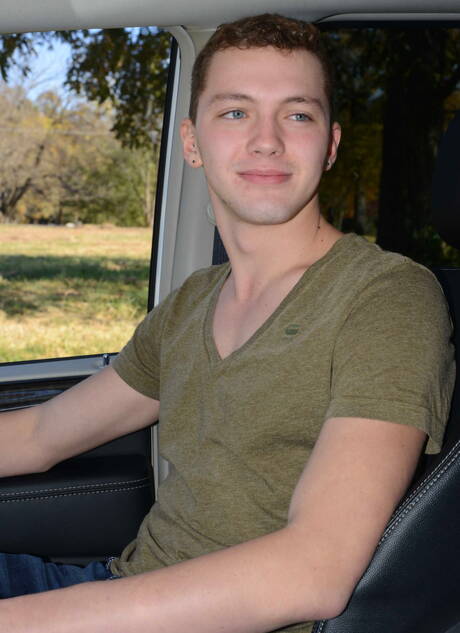 O bonitão americano Matt Wellington e o garanhão Max Bradley em uma cena homossexual quente ao ar livre