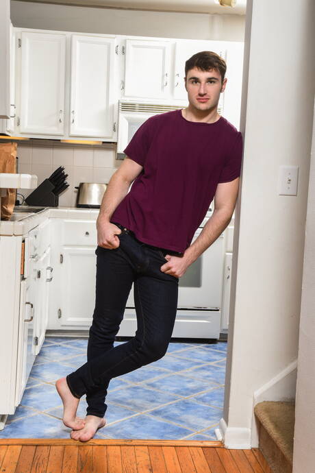 黑人種馬 Adrian Hart 和英國帥哥 Michael Boston 在廚房裡進行跨種族性愛