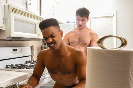 黑人種馬 Adrian Hart 和英國帥哥 Michael Boston 在廚房裡進行跨種族性愛