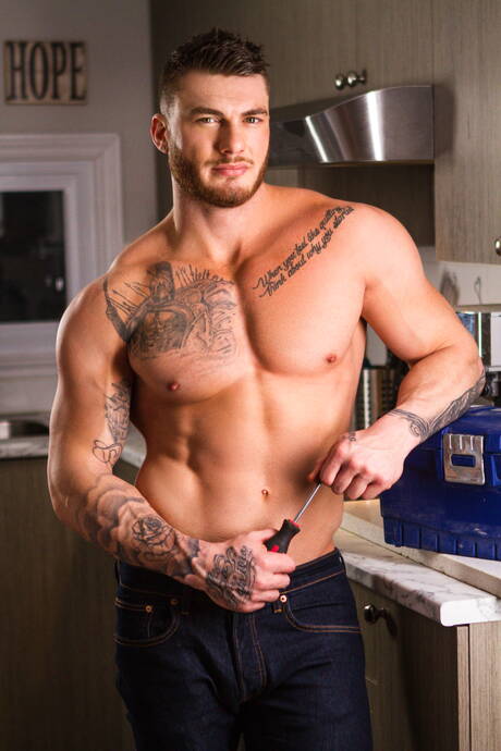 El supersemental estadounidense Alex Mecum y el galán canadiense William Seed se follan el culo en la cocina.