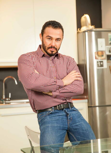 Der deutsche muskulöse Jessy Ares und der lateinamerikanische Kerl Flex haben heißen Sex mit Fisting in der Küche