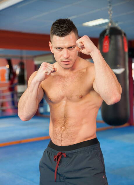 El cachas inglés Paddy Obrian y el oso español Dani Robles se chupan y follan mutuamente con el puño