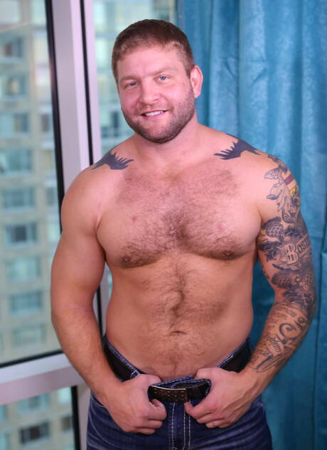 アメリカの成熟したクマ、コルビー・ジャンセンとたくましいデヴィアント・オッターがお互いを吸ったり、セックスしたりしている