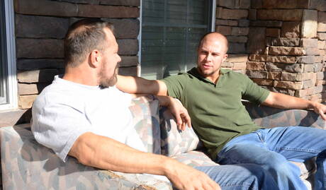 Des Américains sexy, le musclé Eli Hunter et le costaud Max Sargent se font défoncer le cul en extérieur