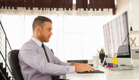 galã espanhol Abraham Al Malek e o durão holandês Logan Moore têm uma cena de casal quente