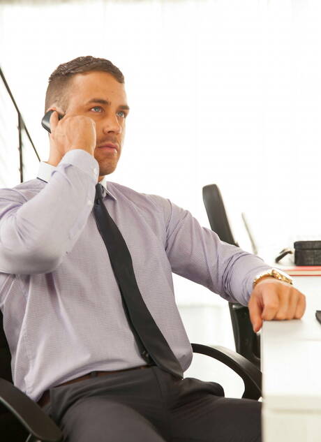 galã espanhol Abraham Al Malek e o durão holandês Logan Moore têm uma cena de casal quente