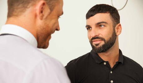 galã espanhol Abraham Al Malek e o durão holandês Logan Moore têm uma cena de casal quente