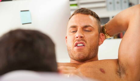 galã espanhol Abraham Al Malek e o durão holandês Logan Moore têm uma cena de casal quente