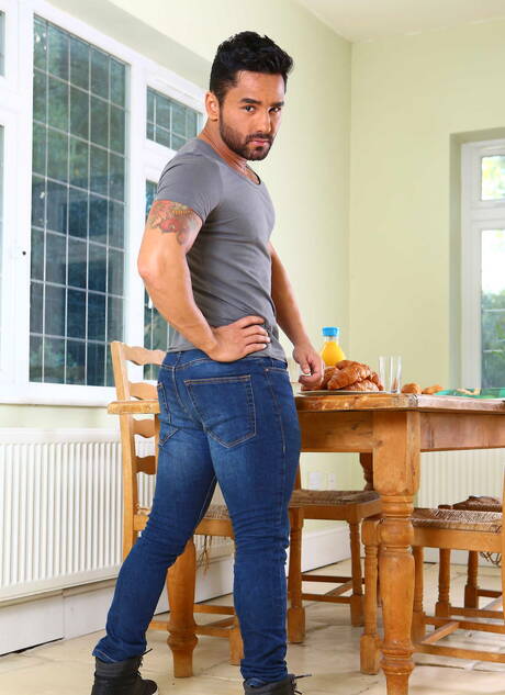 Men.com: Canadian twink Jake Bass and latin superstud Bruno Bernal sucking and screwing each other