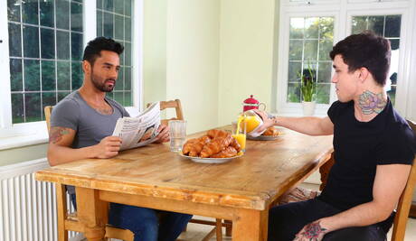 Der kanadische Twink Jake Bass und der lateinamerikanische Superhengst Bruno Bernal lutschen und vögeln sich gegenseitig